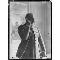 Paris, Maison de la Presse. Le colonel Carence. [légende d'origine]