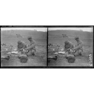 Région de Reims. Offensive d'avril 1917. Les journaux au front. Les portreurs vérifient leur compte. [légende d'origine]