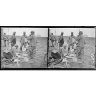 Région de Reims. Offensive d'avril 1917. Les journaux au front. Les porteurs vérifient leur compte. [légende d'origine]