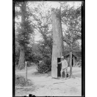 Arbre en tôle servant de sortie de secours d’un poste de mitrailleuses. [légende d'origine]