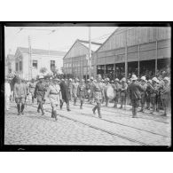 Le roi de Grèce à Salonique. Le roi, le général Franchet d'Espèrey, monsieur le Gouverneur général de la Macédoine Adossides. [légende d'origine]