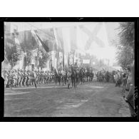 Le roi de Grèce à Salonique. Le général Franchet d'Espèrey descend de cheval pour la remise de décorations. [légende d'origine]