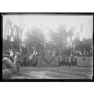 Le roi de Grèce à Salonique. La tribune d'honneur : le roi, le général Franchet d'Espèrey, le Gouverneur général Adossides pendant le défilé. [légende d'origine]