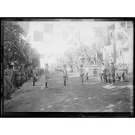Le roi de Grèce à Salonique. Remise de décorations. Derrière la tête du porte-drapeau, on aperçoit la tête du général Gérôme fait commandeur de la légion d'honneur. [légende d'origine]
