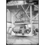 S.O. Ostende. Belgique. Défenses côtières allemandes. Batterie Jacobmessen. Dispositif de pointage en hauteur gauche de la pièce. [légende d'origine]