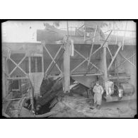 S.O. Ostende. Belgique. Défenses côtières allemandes. Batterie Jacobmessen. Dispositif de pointage en direction droite de la pièce. [légende d'origine]