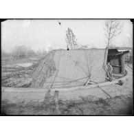 S.O. Ostende. Belgique. Défenses côtières allemandes. Batterie Jacobmessen. Une des pièces et son masque. [légende d'origine]