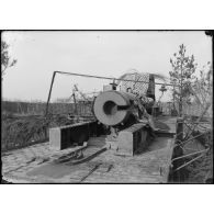 S.O. Ostende. Belgique. Défenses côtières allemandes. Batterie Jacobmessen. Une pièce, vue arrière de la culasse. [légende d'origine]
