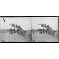 Mariakerke. La première batterie française (pièce de 100) installée sur le littoral belge avant l'armistice. [légende d'origine]