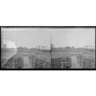 NE. Ostende. Batterie allemande Heiltritz. Poste de direction. Mitrailleuse, télémètre, girouette, observatoire et tranchée. [légende d'origine]