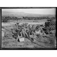 Gradsko. Minenwerfers pris à l'ennemi et groupés dans la gare. [légende d'origine]