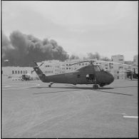 Alger. Quartier des Tagarins. Explosion d'un camion-citerne. Des hélicoptères Sikorsky H-34 et Alouette.