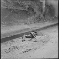 Alger. Quartier des Tagarins. Explosion d'un camion-citerne. Le corps d'une personne calcinée par le feu.