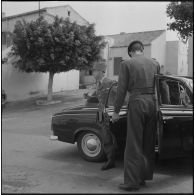 Hôtel du corps d'armée d'Oran (CAO). Conférence. Arrivée d'une autorité militaire en voiture Peugeot 403.