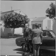 Hôtel du corps d'armée d'Oran (CAO). Conférence. Arrivée de Christian Fouchet en voiture Peugeot 403.