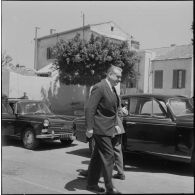 Hôtel du corps d'armée d'Oran (CAO). Conférence. Arrivée de Christian Fouchet en voiture Peugeot 403.