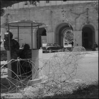 Hôtel du corps d'armée d'Oran (CAO). Conférence. Des autorités arrivent en voiture Peugeot 403.