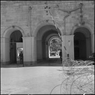 Hôtel du corps d'armée d'Oran (CAO). Conférence. Des soldats à leur poste.