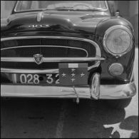 Hôtel du corps d'armée d'Oran (CAO). Conférence. Détail de la plaque à l'avant d'une voiture Peugeot 403.