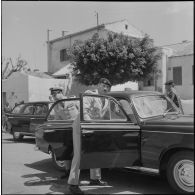 Hôtel du corps d'armée d'Oran (CAO). Conférence. Arrivée du général Fourquet en voiture Peugeot 403.