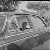 Hôtel du corps d'armée d'Oran (CAO). Conférence. Christian Fouchet à bord d'une voiture Peugeot 403.