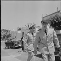 Hôtel du corps d'armée d'Oran (CAO). Conférence. Arrivée du général Fourquet en voiture Peugeot 403.