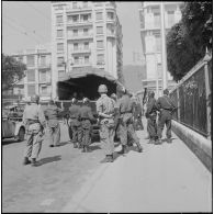 Oran. Bouclage de la place Hoche. Des soldats s'occupent de prisonniers.