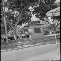 Oran. Bouclage de la place Hoche. Des soldats à leur poste.