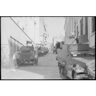 Oran. Lycée Ardaillon. Un half-track et des automitrailleuses dans une rue.
