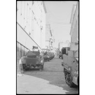 Oran. Lycée Ardaillon. Un half-track et des automitrailleuses dans une rue.