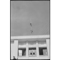 Oran. Lycée Ardaillon. Installation d'une antenne de télévision type relais.