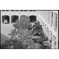 Oran. Lycée Ardaillon. Des blindés et des véhicules militaires dans la cour.