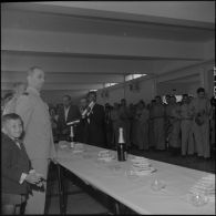 Maison Carrée. Centre de rechange du matériel. Remise de médailles par le général Piquet. Cocktail et discours.