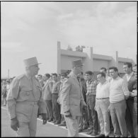 Maison Carrée. Centre de rechange du matériel. Le général Piquet salue les civils.