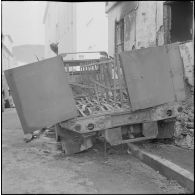 Oran. Déblaiement du lycée Ardaillon. Dégâts causés par un attentat au plastic.
