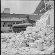 Oran. Déblaiement du lycée Ardaillon à l'aide d'un char Sherman M4.