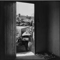Oran. Déblaiement du lycée Ardaillon. Des soldats dans un half-track.