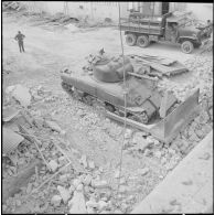 Oran. Déblaiement du lycée Ardaillon à l'aide d'un char Sherman M4.
