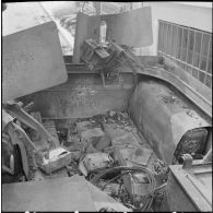 Oran. Déblaiement du lycée Ardaillon. Dégâts causés par un attentat au plastic à l'intérieur d'un half-track.