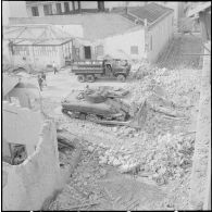 Oran. Déblaiement du lycée Ardaillon à l'aide d'un char Sherman M4.