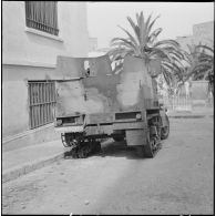Oran. Déblaiement du lycée Ardaillon. Dégâts causés par un attentat au plastic sur un half-track.