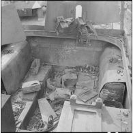 Oran. Déblaiement du lycée Ardaillon. Dégâts causés par un attentat au plastic sur un half-track.