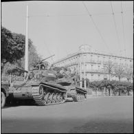 Oran. Suite d'une fusillade place Foch. Des soldats à bord de chars AMX-13.
