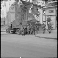 Oran. Suite d'une fusillade place Foch. Des soldats à leur poste.