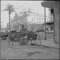 Oran. Suite d'une fusillade place Foch. Des automitrailleuses devant la mairie.