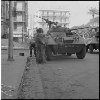 Oran. Suite d'une fusillade place Foch. Des automitrailleuses Light armored car M8 dans une rue.