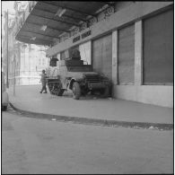 Oran. Suite d'une fusillade place Foch. Un half-track dans une rue.