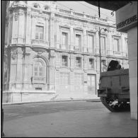Oran. Suite d'une fusillade place Foch. Impacts sur la façade de l'hôtel de ville et débris de pierres.
