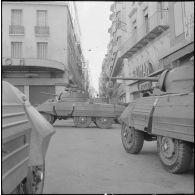 Oran. Suite d'une fusillade place Foch. Des automitrailleuses Light armored car M8 dans une rue.