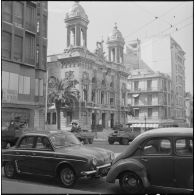 Oran. Suite d'une fusillade place Foch. Des automitrailleuses Light armored car M8 devant le théâtre.